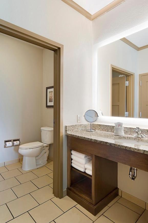 Clubhouse Hotel And Suites Pierre Esterno foto